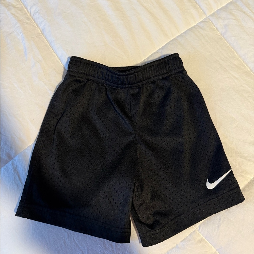 EUC Boys 4T mesh type Nike shorts